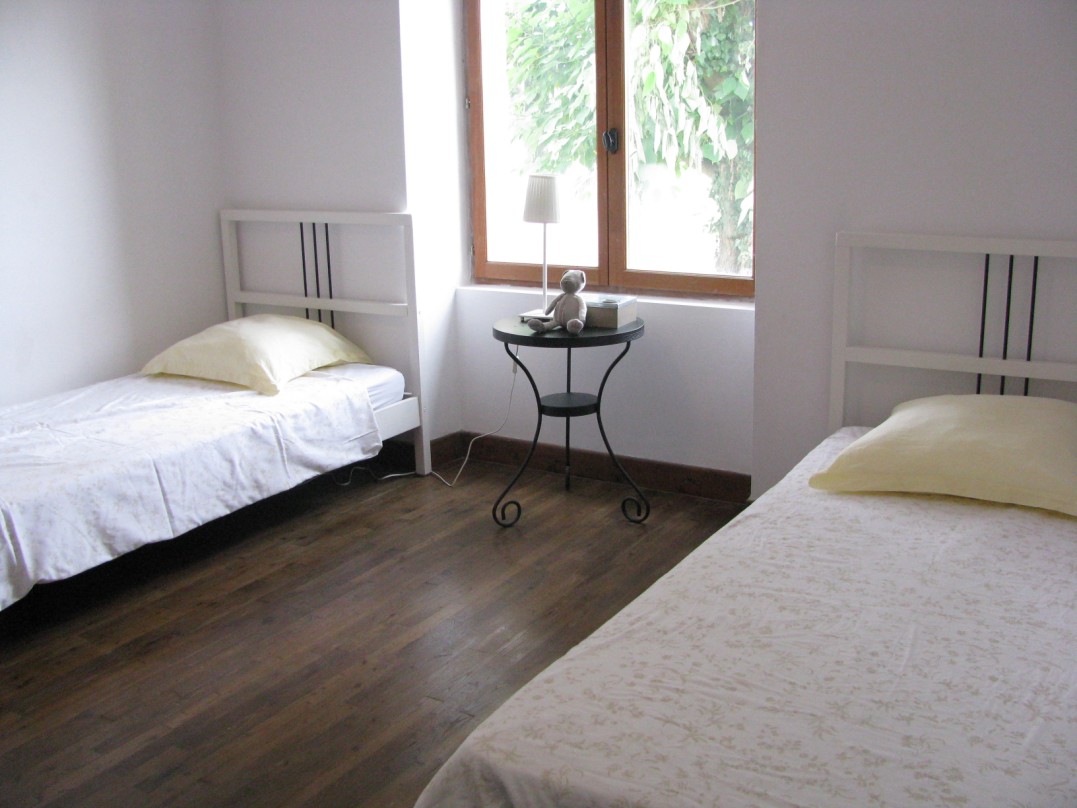 Bedroom with 2 single beds
